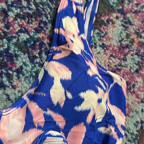 Summersalt Perfect Wrap One-Piece in Blue Hydrangea Print - Size 8 - Picture 11 of 12